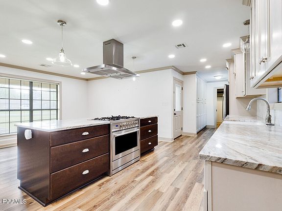 5th image of 201 Woodbury Dr