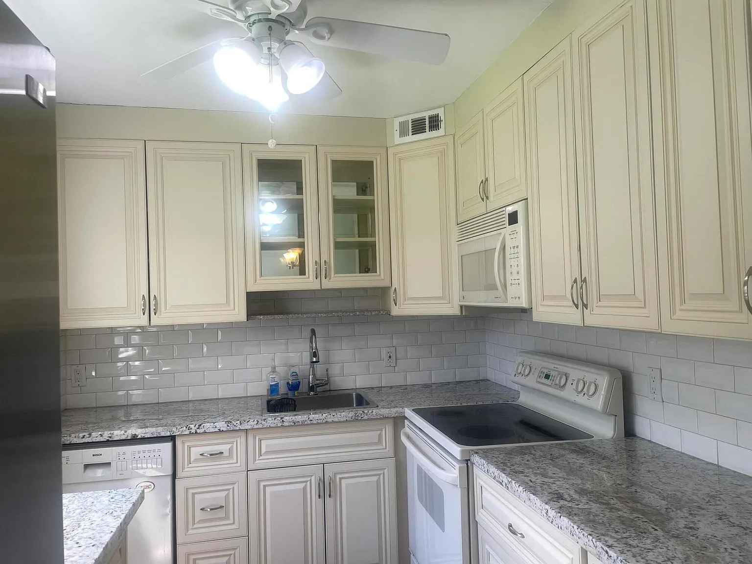 2 bed, 2.0 bath, 883 sqft, $1,600 — Photo 2