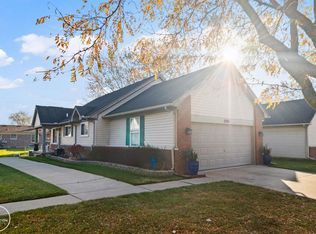 29910 Kenwood Ct, Roseville, MI 48066