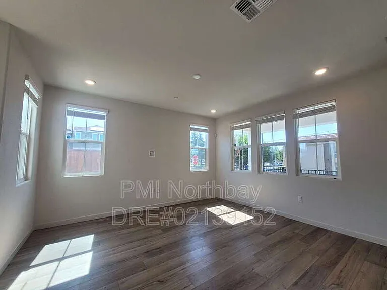 109 Clownfish St — Photo 2
