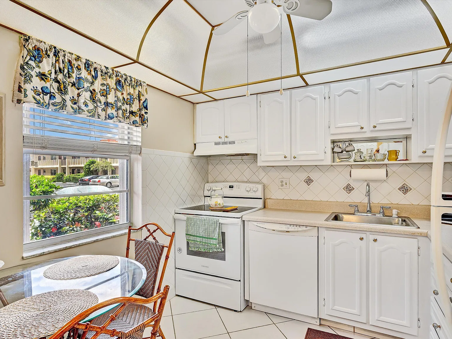 2 bed, 2.0 bath, 925 sqft, $2,400 — Photo 2