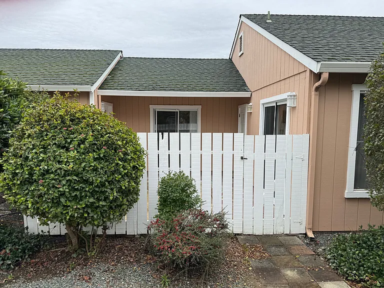 109 Marina Dr S — Photo 12