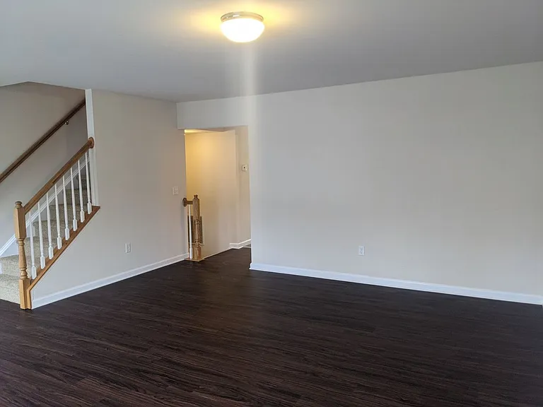 225 Crown Ct — Photo 2