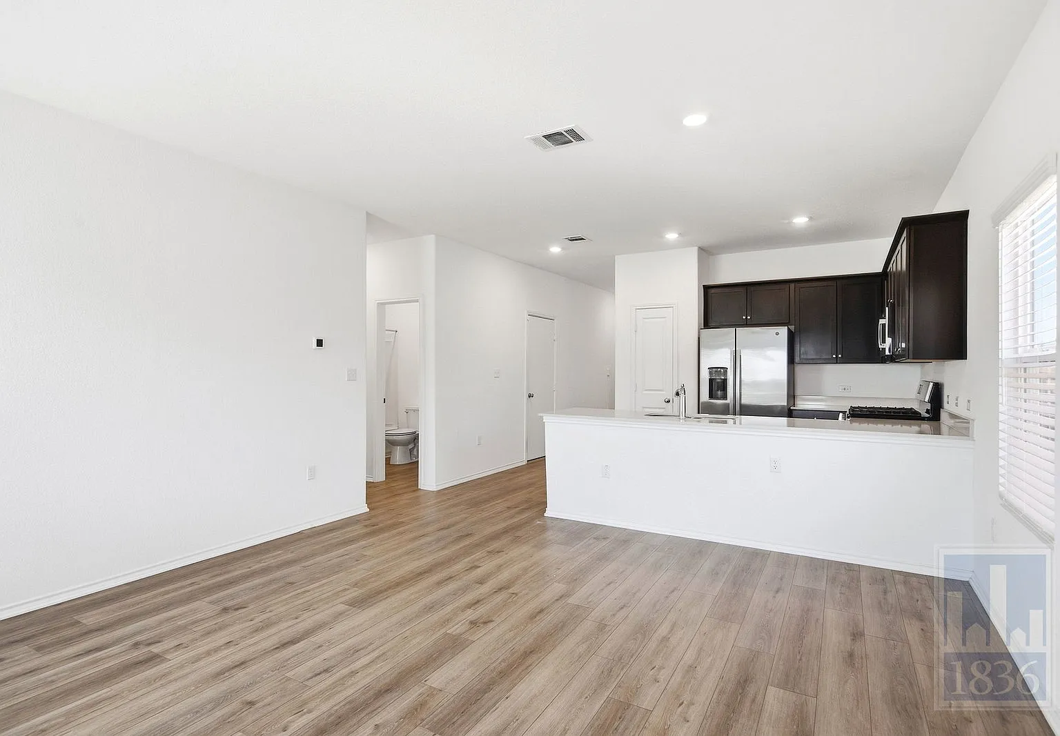 3 bed, 2.0 bath, 1041 sqft, $1,800 — Photo 3