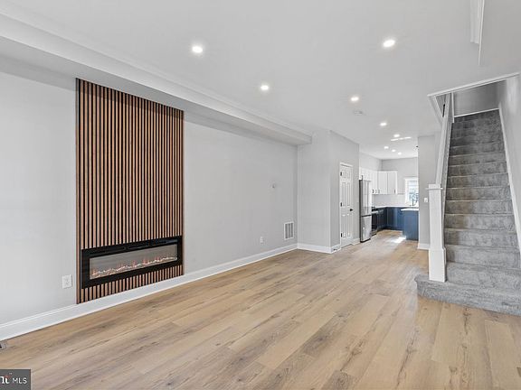 3rd image of 653 Bartlett Ave