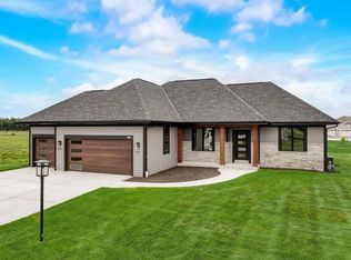 1450 Fairwinds Blvd, Mukwonago, WI 53149