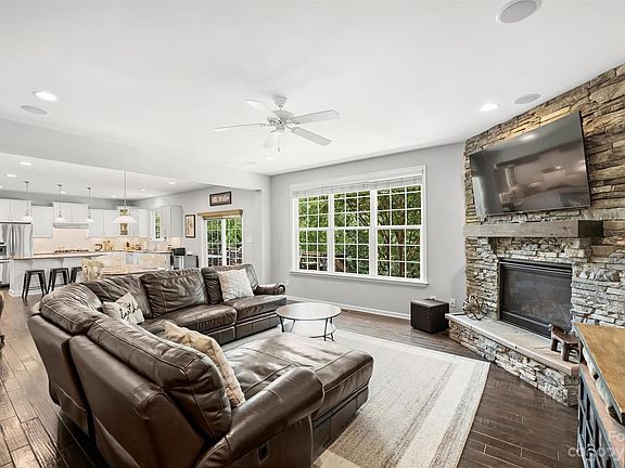 4th image of 105 Skipjack Point Ct