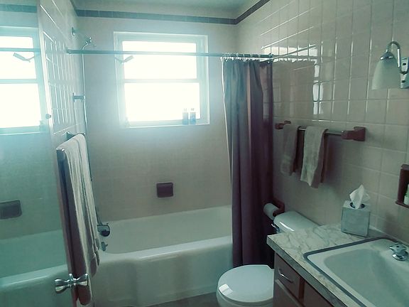 Bath in excellent condition.