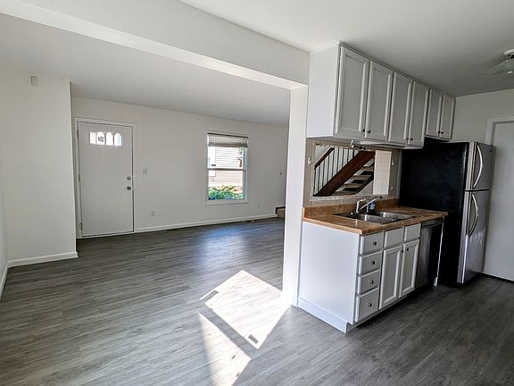 3rd image of 233 Sunset Ct #233