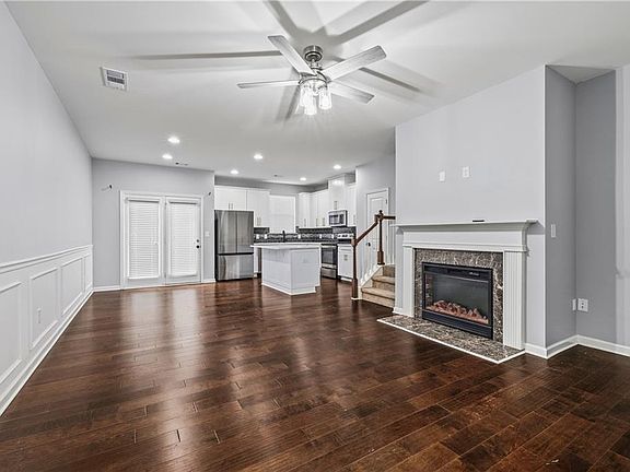 4th image of 5038 Longview Walk