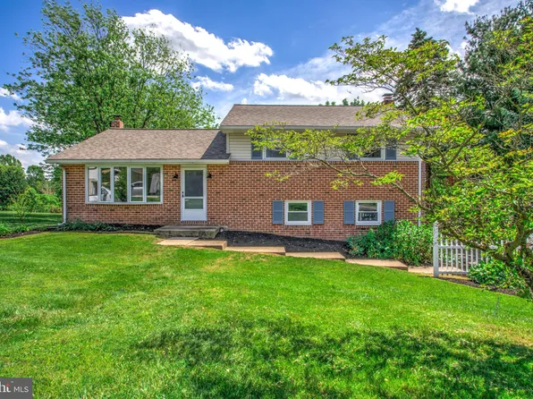 2113 Hope Dr, Red Lion, PA 17356