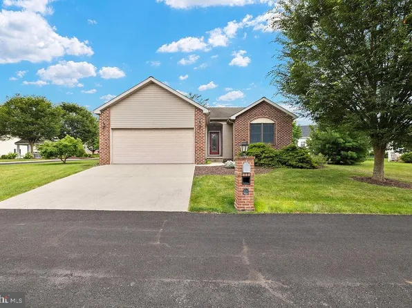 220 Kingsgate Ct, Gettysburg, PA 17325