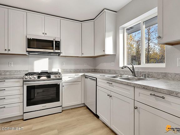 5th image of 700 N Colonial Dr