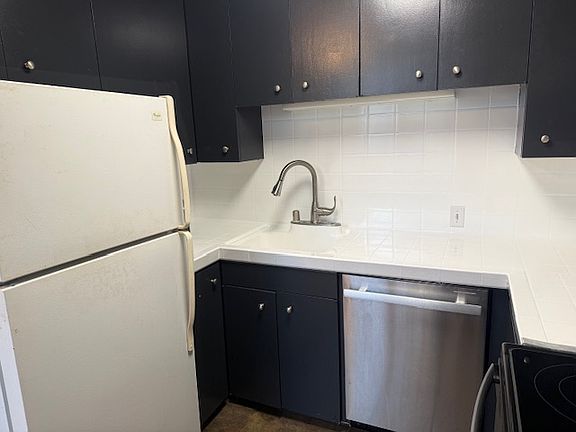 4th image of 2020 Albatross St APT 3