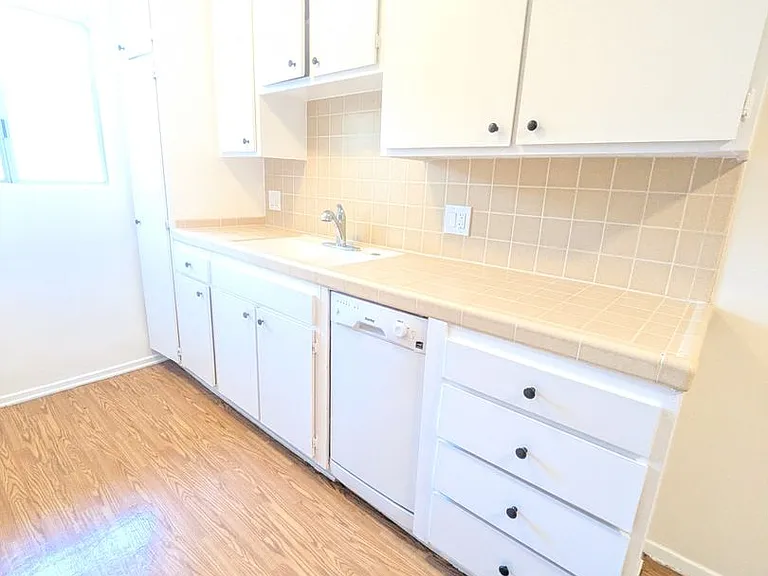 648 N Hayworth Ave — Photo 9