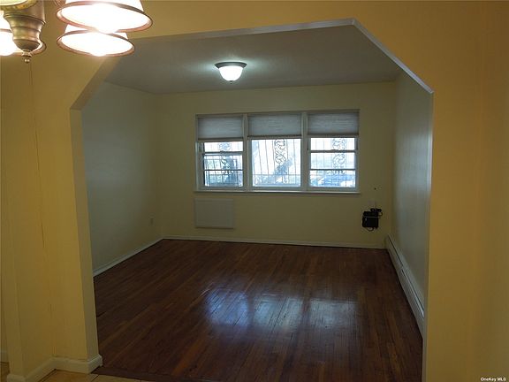 2nd image of 934 E 81st St