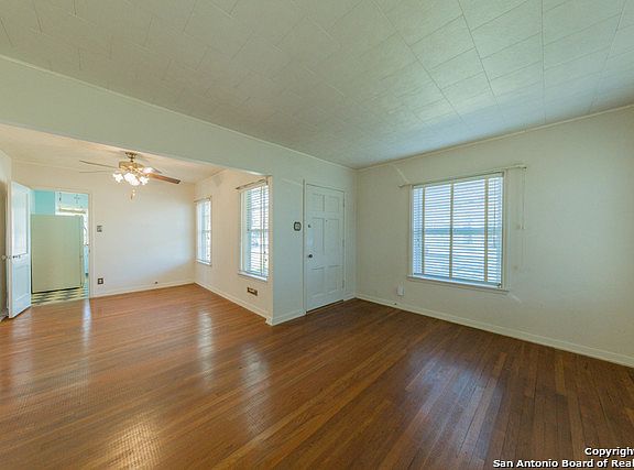 3rd image of 412 N Meadowlane Dr