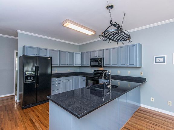 4th image of 1045 Cliffwood Dr