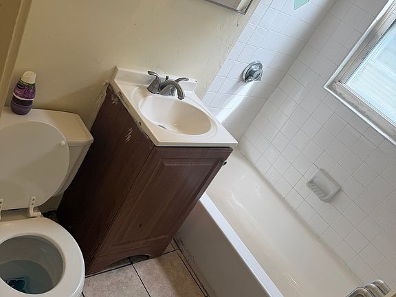 3rd image of 953 Hyde Park Ave #2LEFT