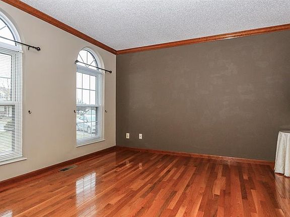 5th image of 8124 Surrey Brook Pl