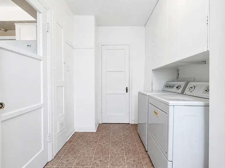 4434 Tyrone Ave — Photo 4
