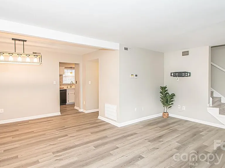 8839 Hunter Ridge Dr — Photo 6