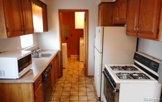 4th image of 23509 Blackett Ave