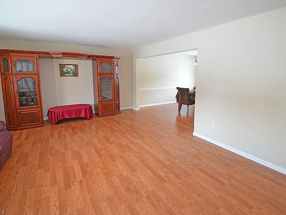 4th image of 2100 Chestnut Dr