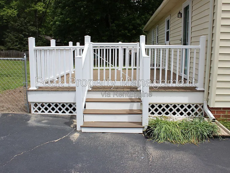 6452 Lakeway Dr — Photo 2