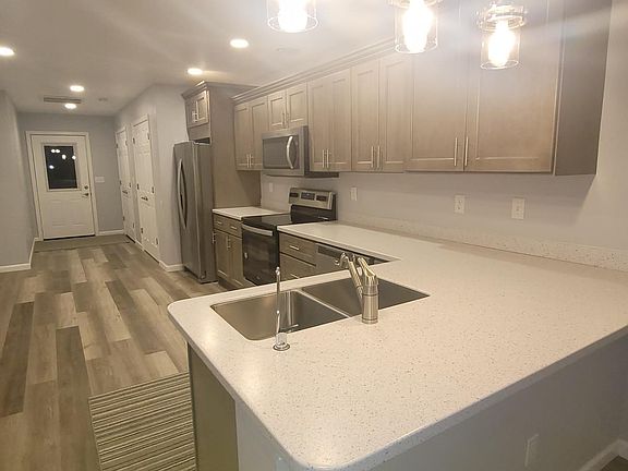 4th image of 717 N Cherry St
