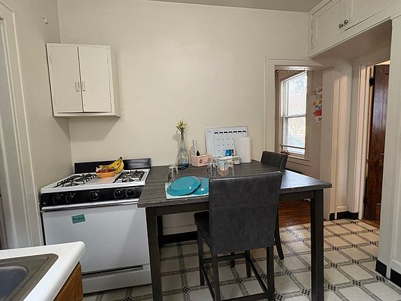 4th image of 308 N Dubuque St #308