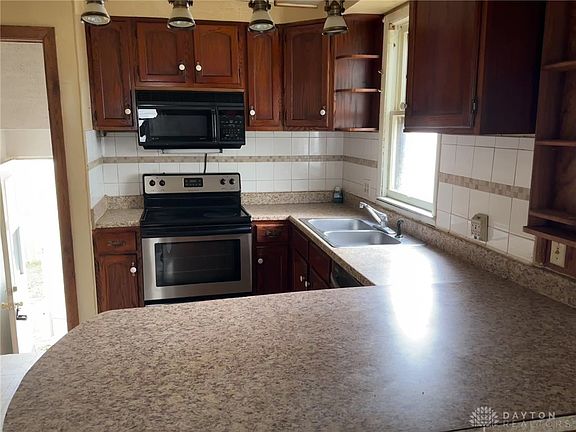 5th image of 70 Oaklawn Ave