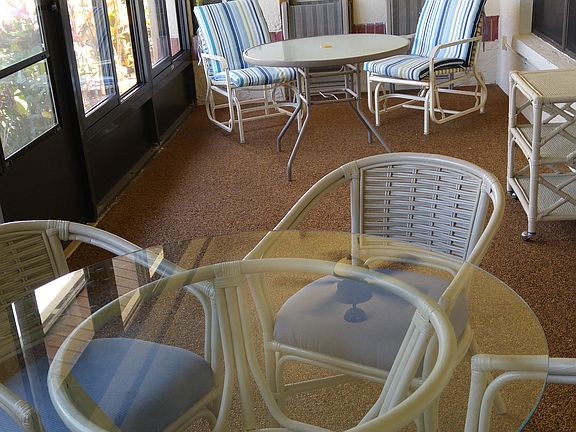 Large enclosed front lanai e