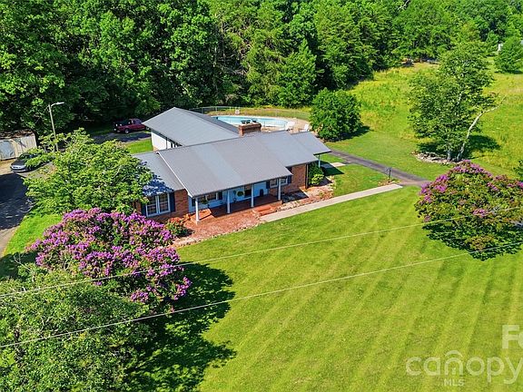 3rd image of 828 Ferry Rd