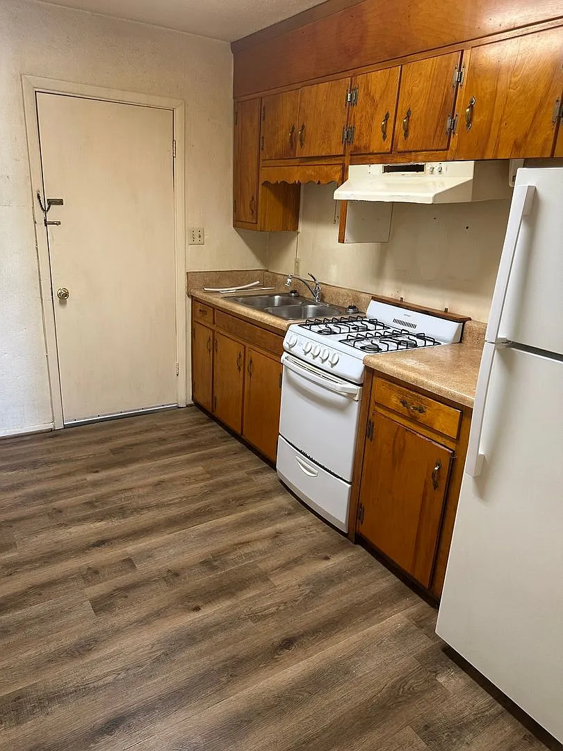 2 Bedroom, 1 Bath — Photo 2