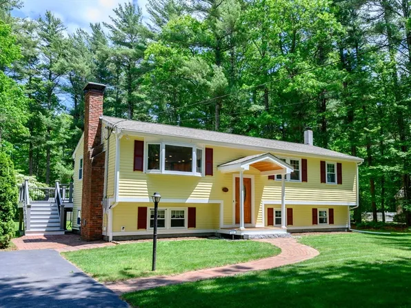 64 Elm St, Pembroke, MA 02359