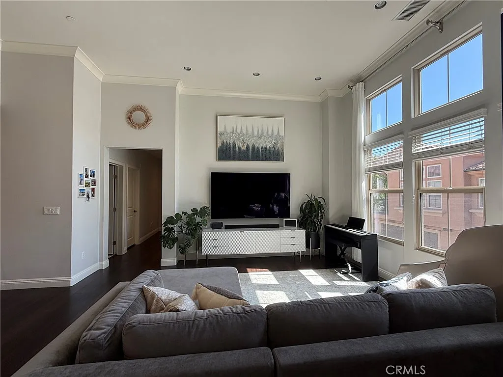 2 bed, 1378 sqft, $4,300 — Photo 4