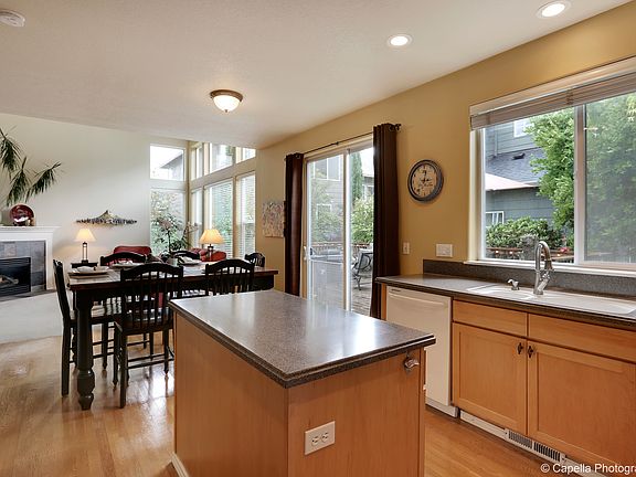 4th image of 2405 NE 13th Way
