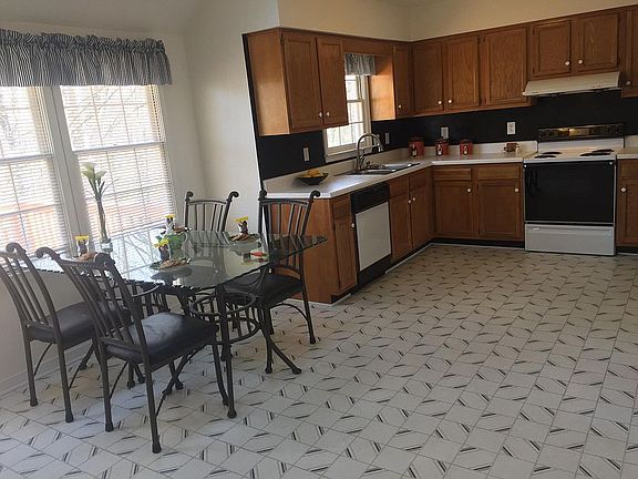 3-Eat-in Kitchen