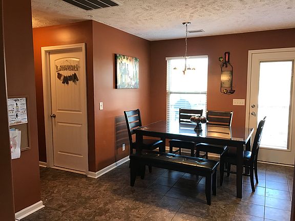 4th image of 1008 Bluecreek Cir
