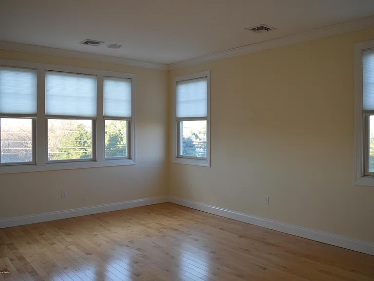 606 Park Ave — Photo 45