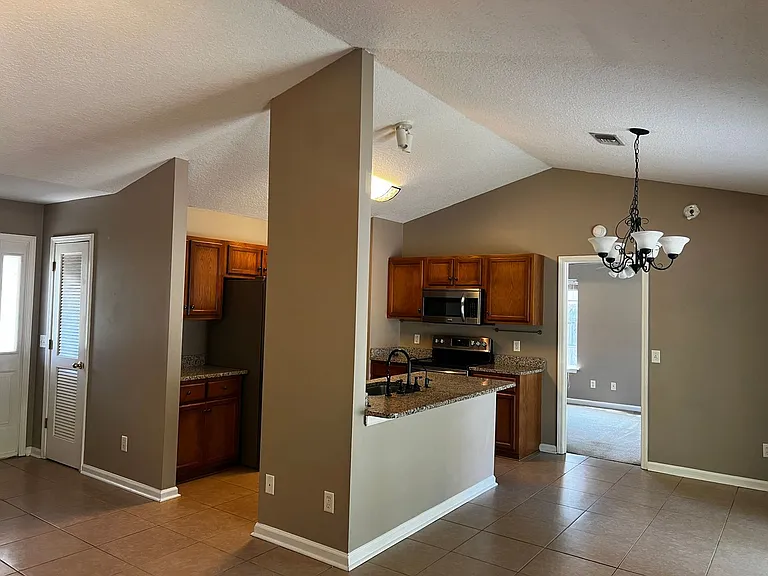 124 Huntington Dr — Photo 10