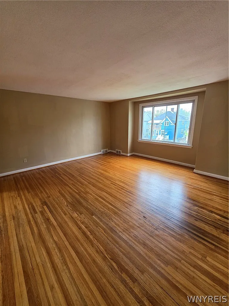 3 bed, 1.0 bath, 2586 sqft, $1,800 — Photo 4