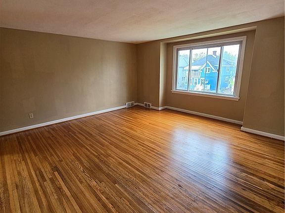 4th image of 351 Stillwell Ave