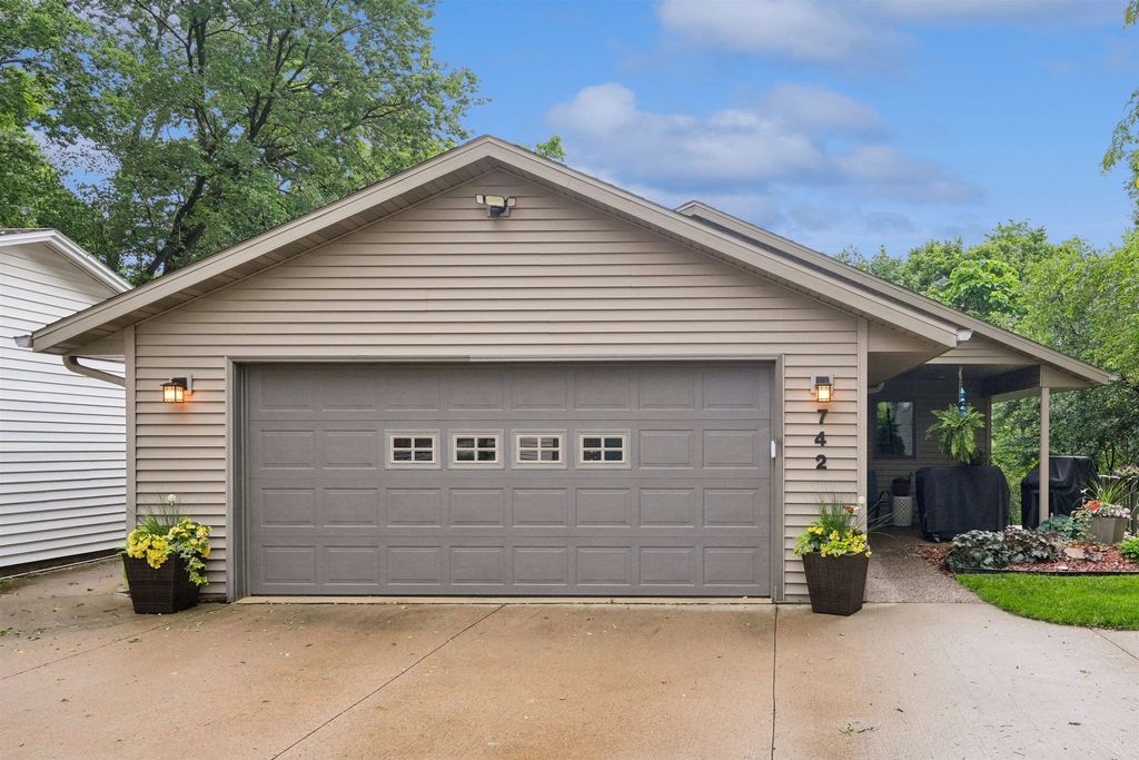 742 Clarke Dr, Dubuque, IA - View 2