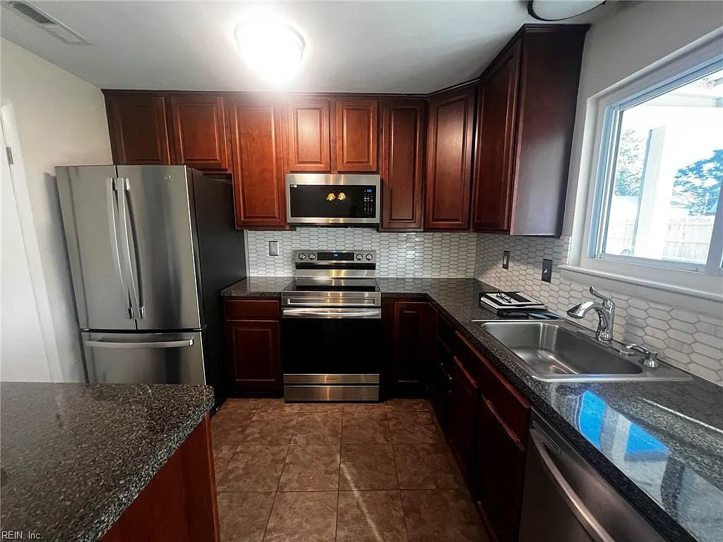 2741 Colonial DR — Photo 4