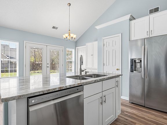 3rd image of 104 Oakbluff Rd