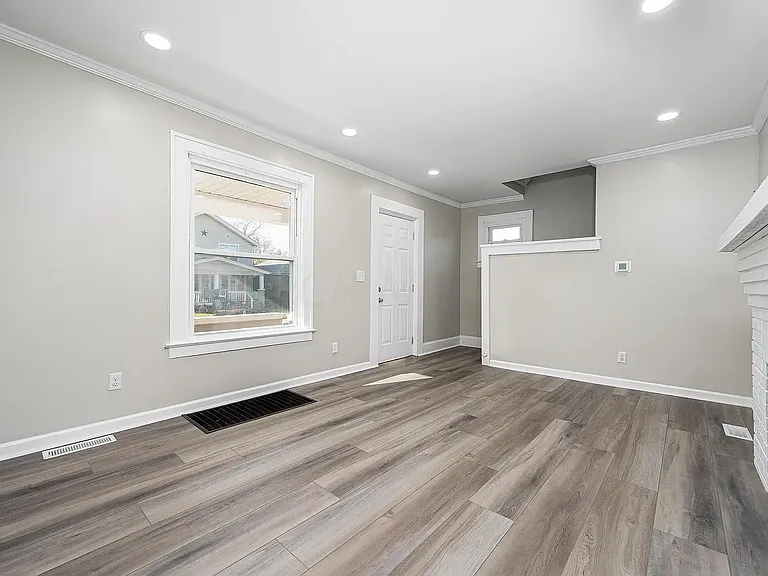 1132 Peters Ave — Photo 6