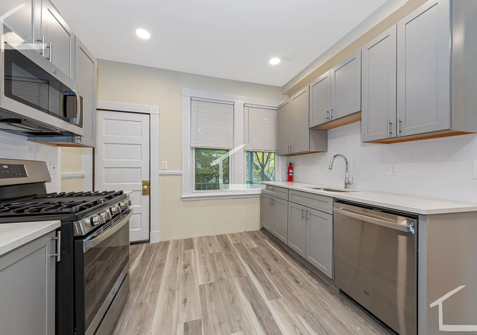 Just reduced! 3-bed, 1-bath Brighton Apt with W/D Avail 9/1 — Photo 3