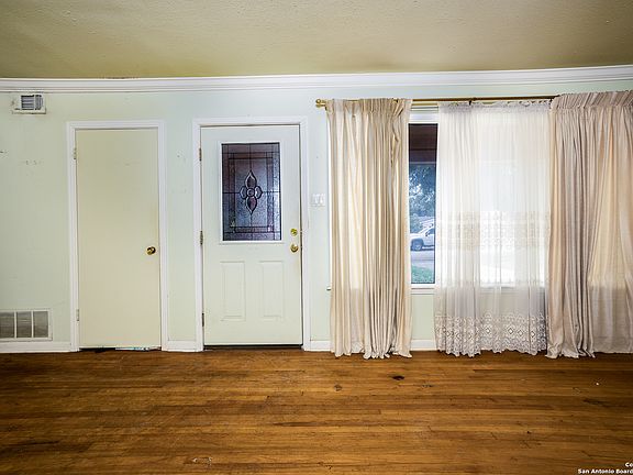 4th image of 615 STOCKTON DR